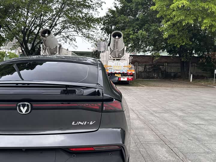 Changan UNI-V 2022 1.5 T Premium — фото 12