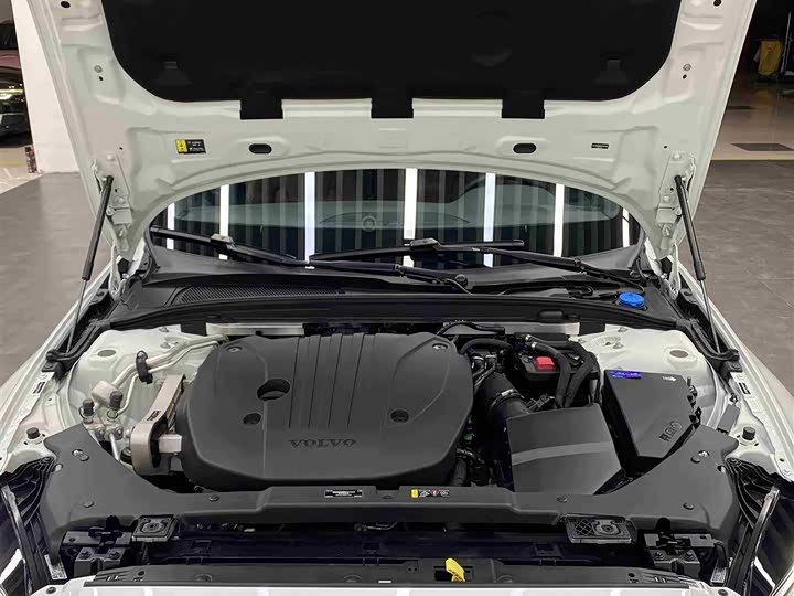 Volvo S60 2025 B 4 — фото 17
