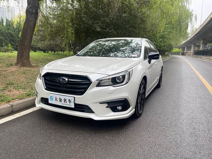 Subaru Legacy — фото 1