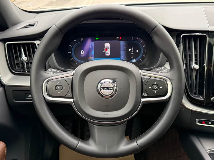 Volvo XC60 2023 B 5 4 WD — фото 11