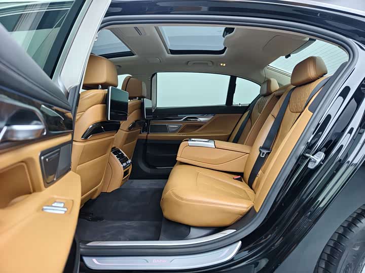 BMW 7-Series 2016 740 Li Leading — фото 16