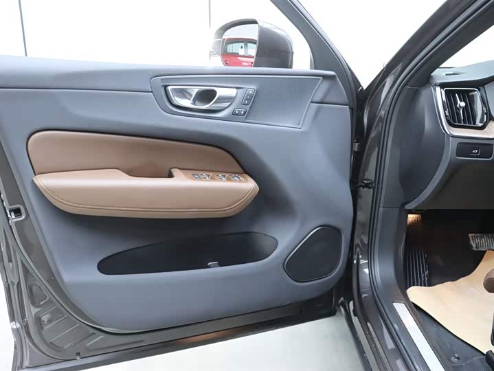 Volvo XC60 2025 B 5 4 WD — фото 12