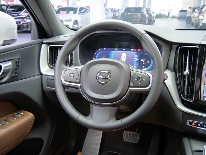 Volvo XC 60 2024 B 5 4 WD — фото 13
