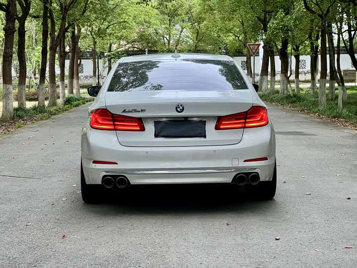 BMW 5 Series рестайлинг 540Li — фото 16