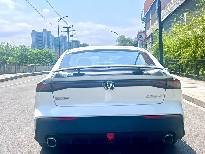 Changan UNI-V 2022 1.5 T Premium — фото 7