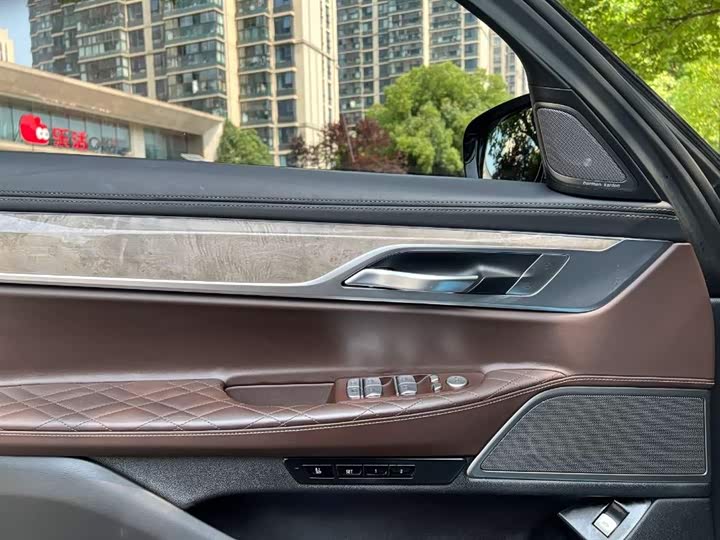 BMW 7 Series — фото 10