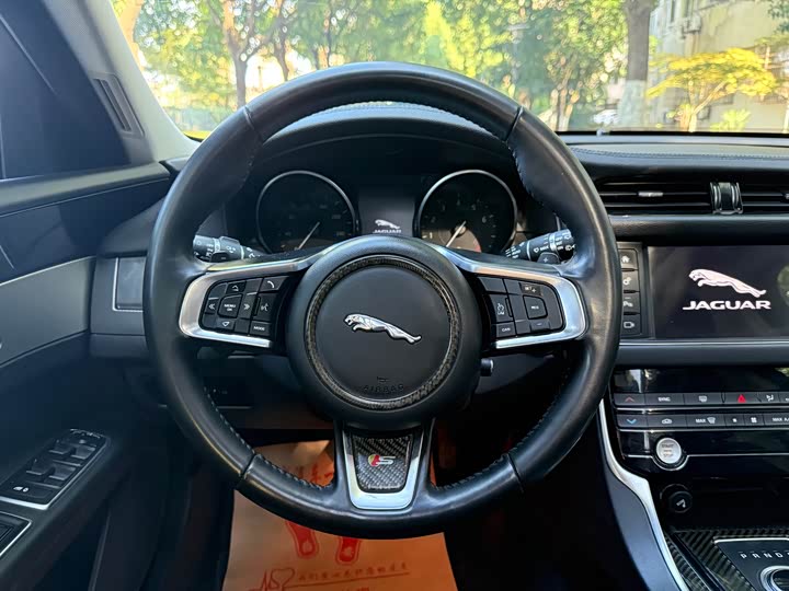 Jaguar XF 2018 XF Sportbrake 2.0 T 250 PS 2 WD — фото 25