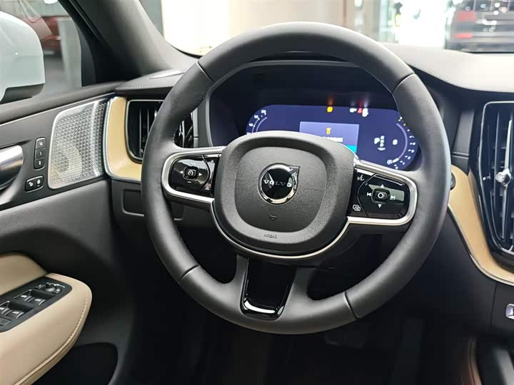 Volvo XC60 2025 B 5 4 WD — фото 14
