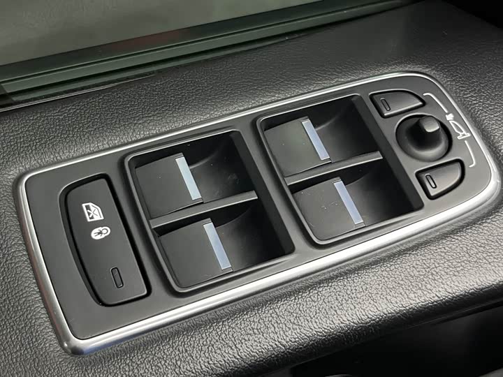 Jaguar F-PACE 2018 2.0 T 2 WD — фото 10