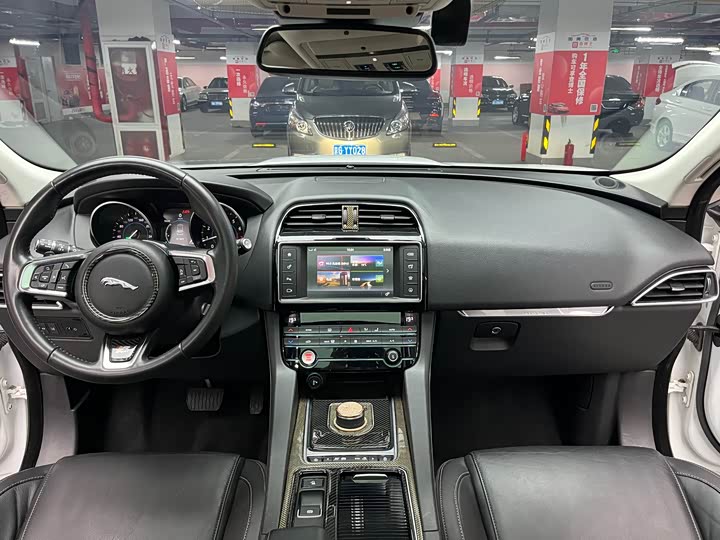 Jaguar F-PACE 2018 2.0 T 2 WD — фото 24