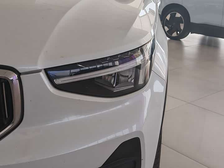 Volvo XC40 2025 B 4 WD — фото 4