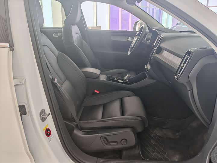 Volvo XC40 2025 B 4 WD — фото 23