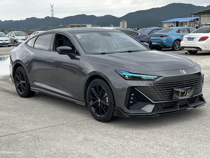 Changan UNI-V 2022 1.5 T Premium — фото 3