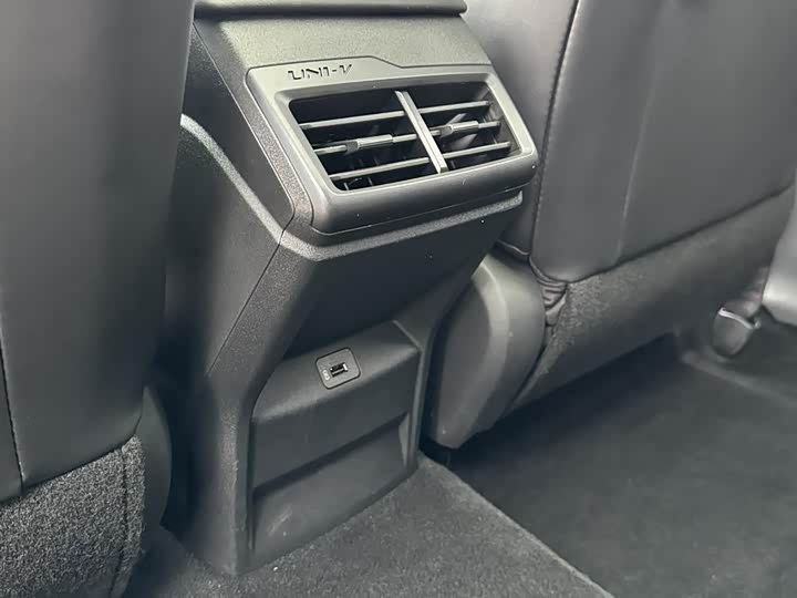 Changan UNI-V 2022 1.5 T Premium — фото 15