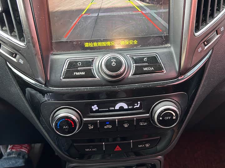 Changan CS15 2016 1.5 L MT — фото 9