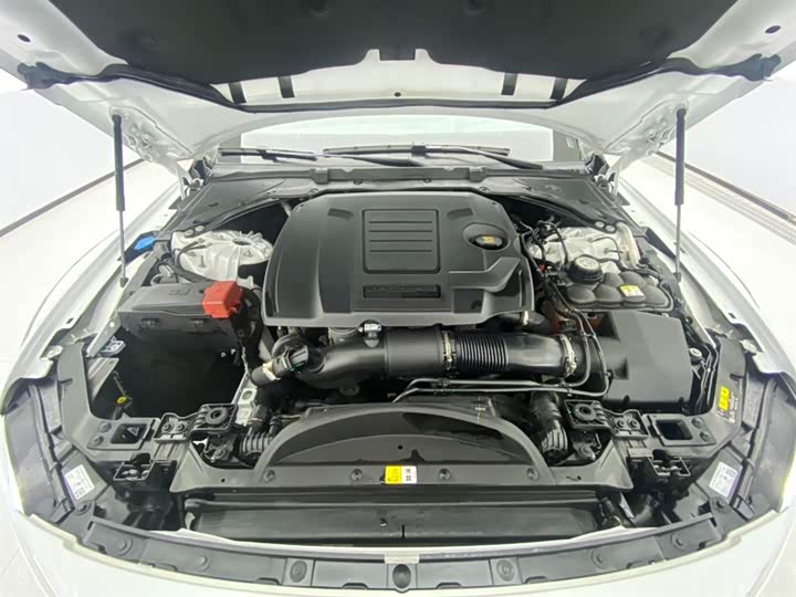 Jaguar XFL 2024 2.0 T P 300 4 WD — фото 12