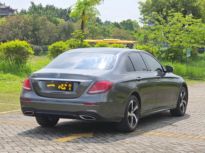 Mercedes-Benz E-Class E 200 спорт — фото 11