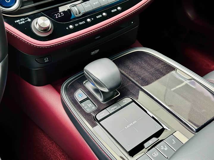 Lexus LS 2021 500h — фото 11