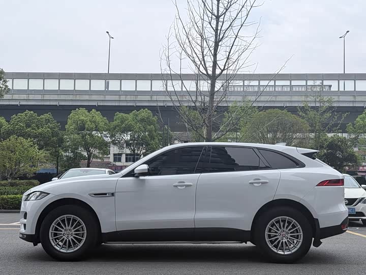 Jaguar F-PACE 2018 2.0 T 4 WD — фото 17