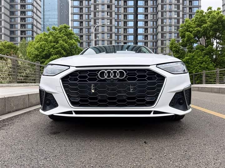 Audi A4L 2022 40 TFSI — фото 2