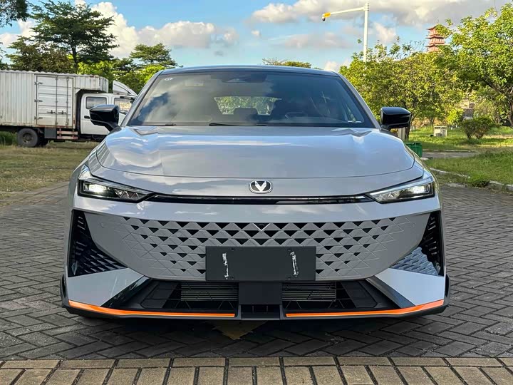 Changan UNI-V 2024 1.5 T Sport — фото 2