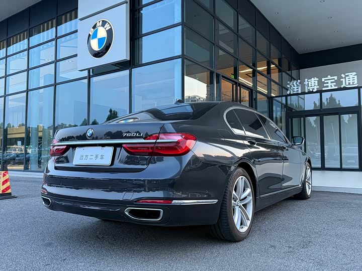 BMW 7 Series 750Li xDrive — фото 12