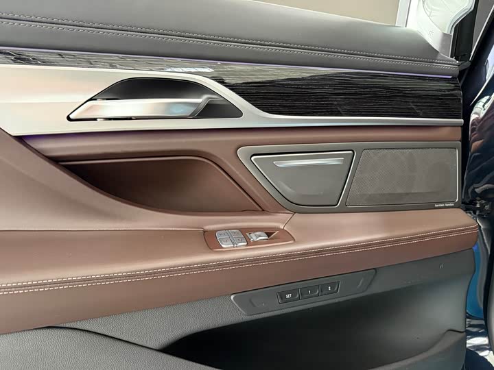 BMW 7 Series — фото 14