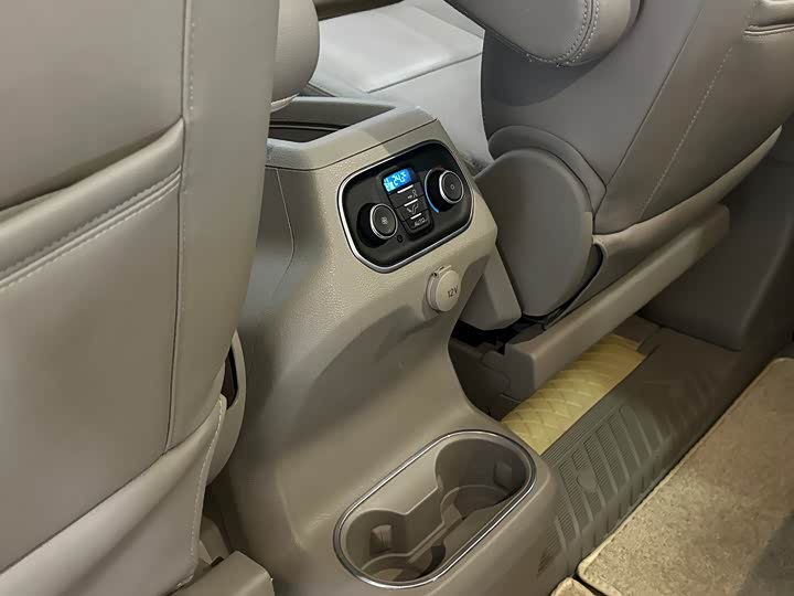Ford Tourneo — фото 16
