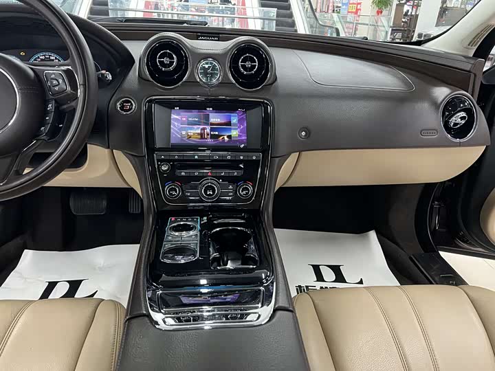Jaguar XJ 2016 XJL 2.0 T 2 WD — фото 20