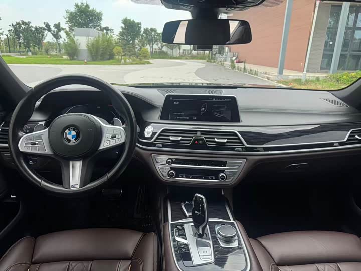 BMW 7 Series рестайлинг 730Li M спортпакет — фото 9