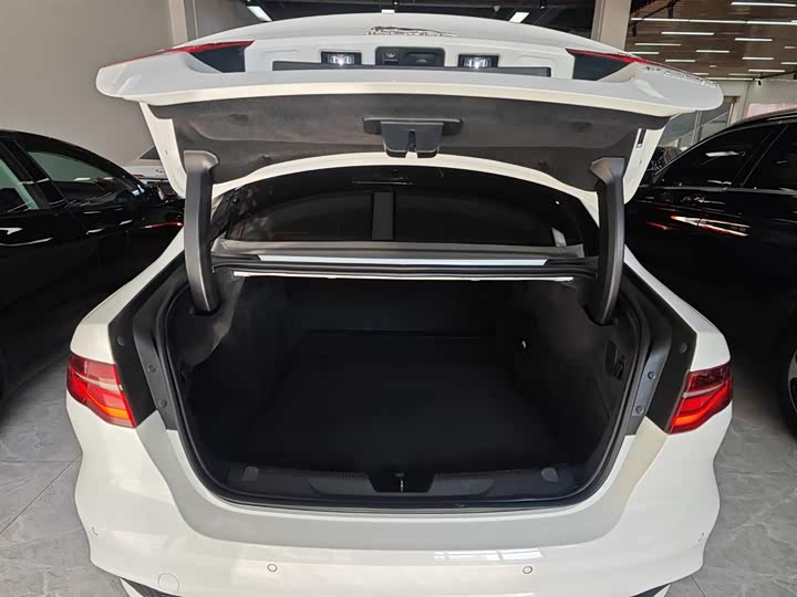 Jaguar XEL 2024 2.0 T 250 PS R-DYNAMIC S — фото 9