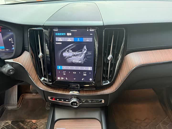Volvo XC60 2025 B 5 4 WD — фото 11