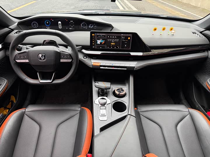 Changan UNI-V 2023 1.5 T Premium — фото 11