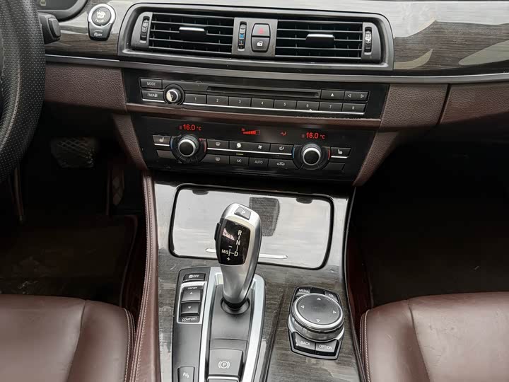 BMW 5 Series 525Li — фото 12