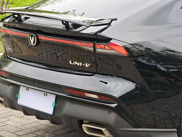 Changan UNI-V 2024 1.5 T Premium — фото 15