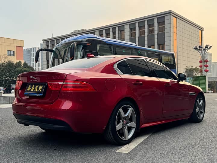 Jaguar XE 2015 2.0 T 200 PS R-Sport — фото 9