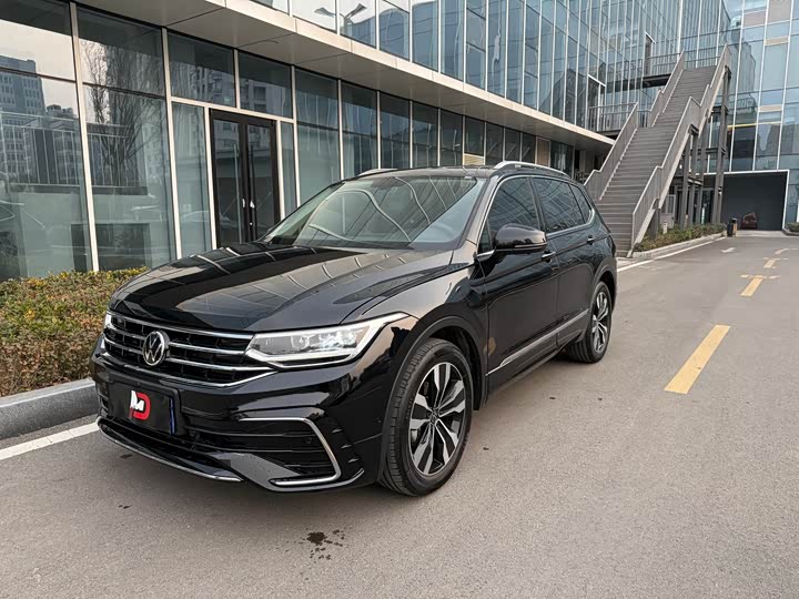 Volkswagen Tiguan L — фото 1