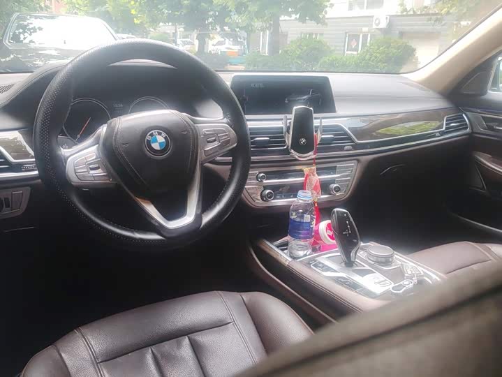 BMW 7 Series 730Li продвинутая — фото 12