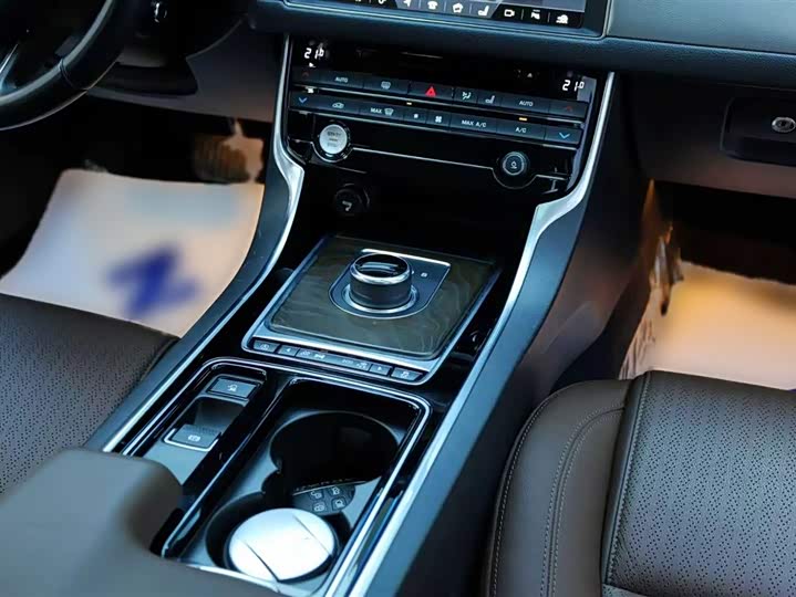 Jaguar XFL 2018 XFL 2.0 T 250 PS — фото 7