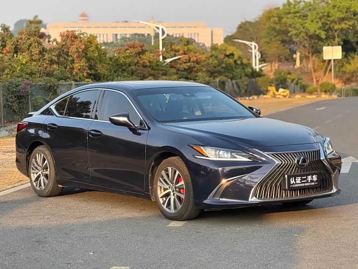 Lexus ES 300h экселленс V — фото 3
