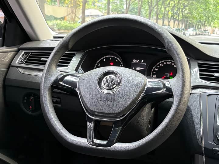 Volkswagen Passat — фото 11