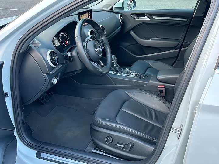Audi A3 2018 30 Limousine 40 TFSI — фото 4