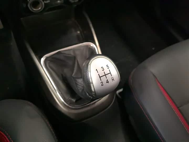 Changan CS15 2016 1.5 L MT — фото 14