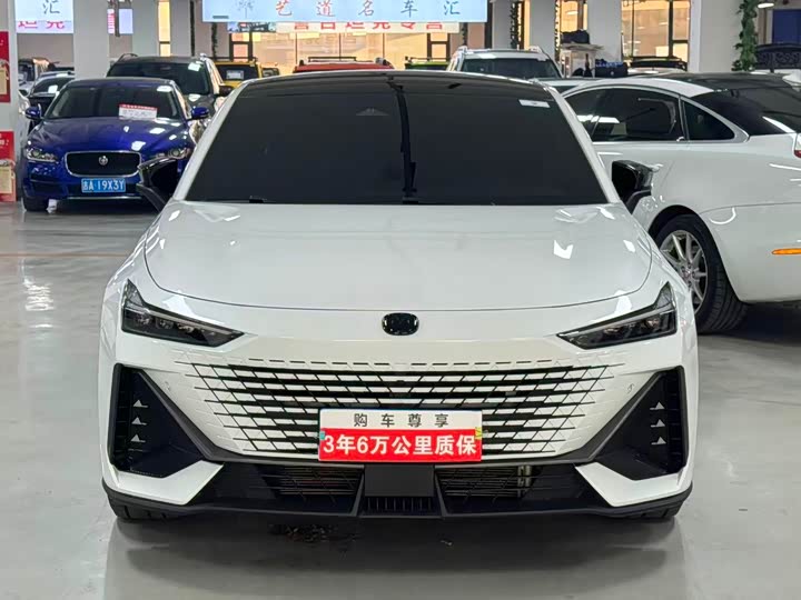 Changan UNI-V 2023 1.5 T Premium — фото 2