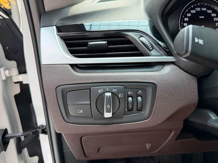 BMW X1 sDrive20Li стиль — фото 6