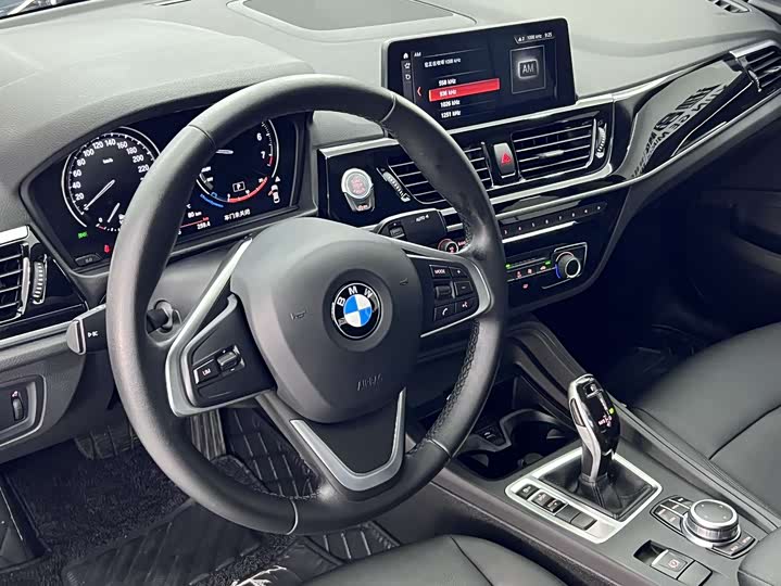BMW 1-Series 2021 120i M — фото 10