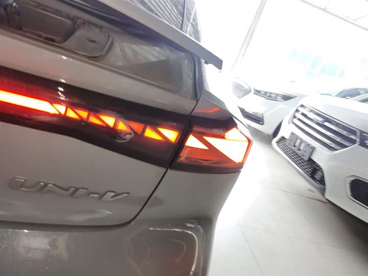 Changan UNI-V 2022 1.5 T — фото 24