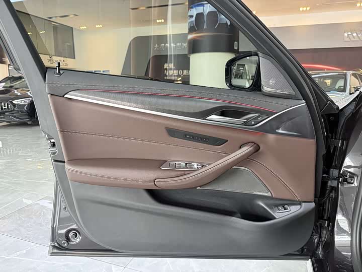 BMW 5 Series — фото 14