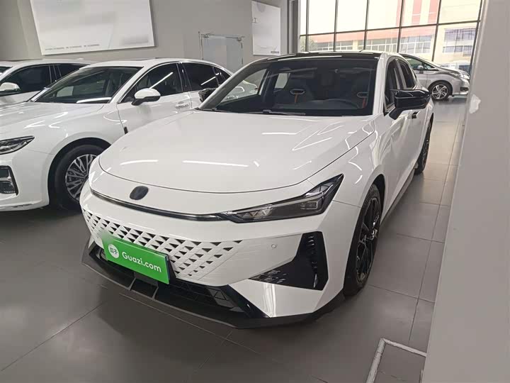 Changan UNI-V 2024 1.5 T Premium — фото 1