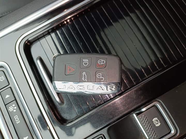 Jaguar XFL 2018 XFL 2.0 T 200 PS — фото 9